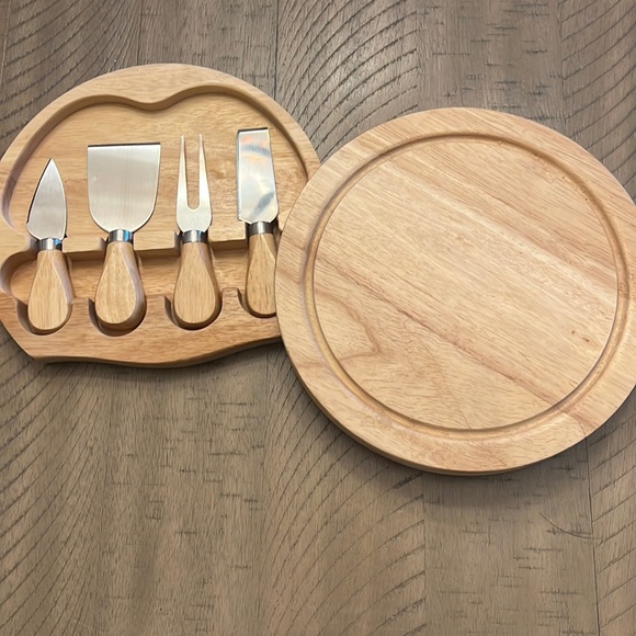 Other - Round Swivel Wood Cheese Board w/4 Wood Handled Utensils